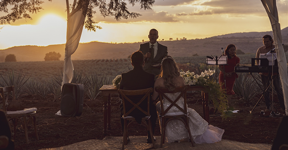 Boda en rancho con vista a los campos de agave